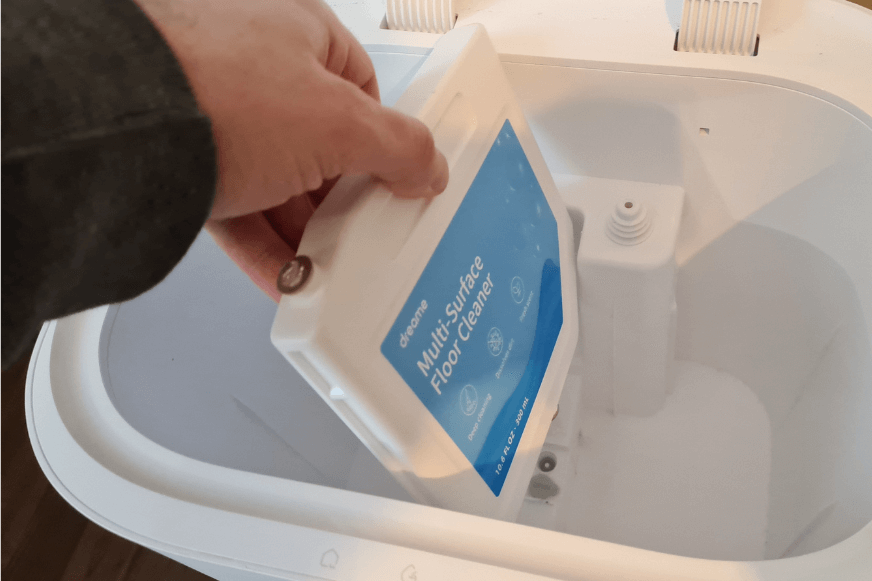 Извлечение моющего средства из базовой станции Dreame L10s Ultra